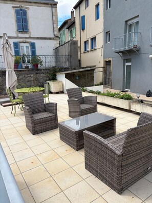 Outdoor dining - Holiday Home 'Le Mas De Campels' with Mountain View, Private Pool and Wi-Fi (Saint-Georges-de-Luzençon)