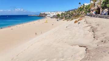 Una spiaggia nelle vicinanze