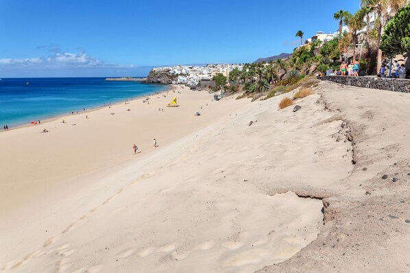 Una spiaggia nelle vicinanze