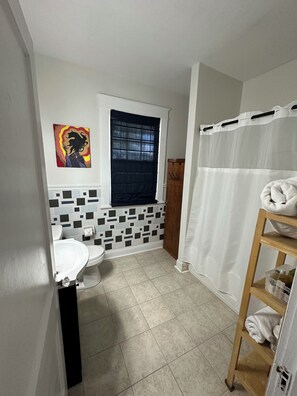 Serviettes fournies, savon, shampoing, papier toilette