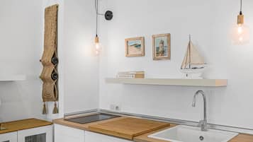 Réfrigérateur, micro-ondes, plaque de cuisson, lave-vaisselle