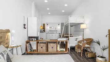 Tabla de planchar con plancha, wifi gratis y ropa de cama