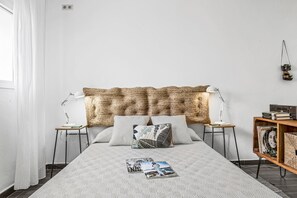 Tabla de planchar con plancha, wifi gratis y ropa de cama 