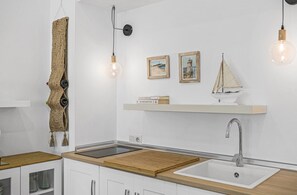 Fridge, microwave, stovetop, dishwasher - Studio Apartment 'La Casita Blanca' with Wi-Fi and Air Conditioning (Barbate)