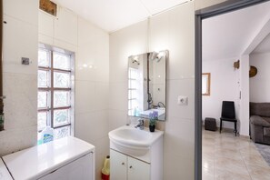 Ducha, artículos de tocador gratuitos, secador de pelo, toallas