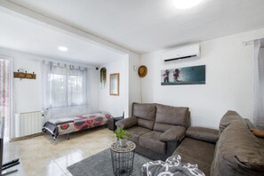 TV - Holiday Home 'Cal Jaume' with Private Terrace, Wi-Fi and Air Conditioning (Masquefa)