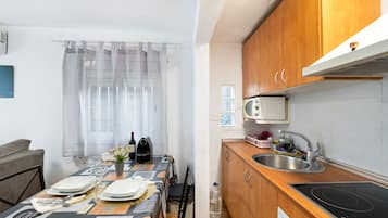 Frigorífico, microondas, horno y placa de cocina