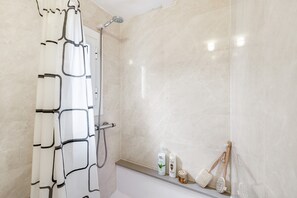 Dusche, kostenlose Toilettenartikel, Haartrockner, Handtücher