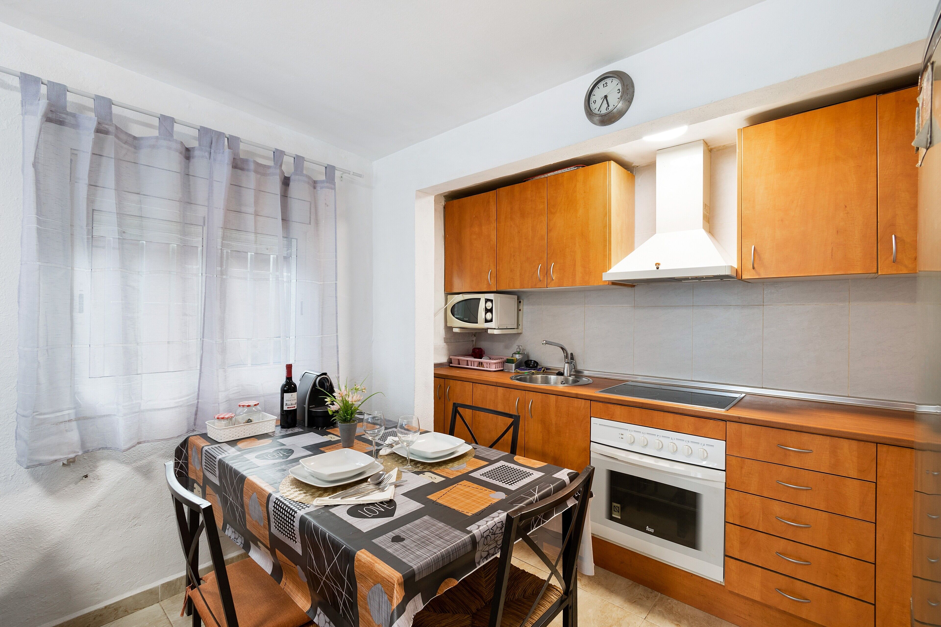 Frigorífico, microondas, horno y placa de cocina