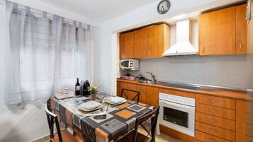 Frigorífico, microondas, horno y placa de cocina