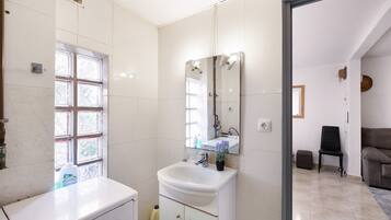 Douche, sèche-cheveux, serviettes fournies