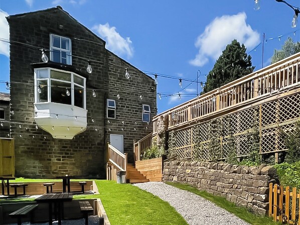 Outdoor dining - The Hermit Inn Hideout (Burley Woodhead, near Ilkley)