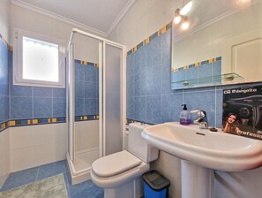 Shower, towels - Holiday Home 'Casa Tien' with Sea View, Wi-Fi and Air Conditioning (Benitachell)
