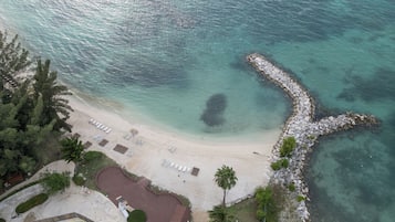 Ligstoelen aan het strand, strandlakens