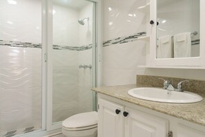 Regadera, secadora de cabello, toallas, jabón 