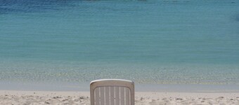 Island Studio with Beach, Pool, A/C, 24h security