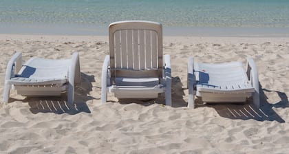 Island Studio with Beach, Pool, A/C, 24h security