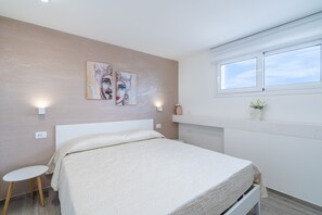 1 bedroom, free WiFi, bed sheets - Apartment 'A Due Passi Dal Mare' with Sea View, Shared Pool and Wi-Fi (Avola)