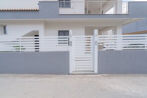 Exterior - Apartment 'A Due Passi Dal Mare' with Sea View, Shared Pool and Wi-Fi (Avola)