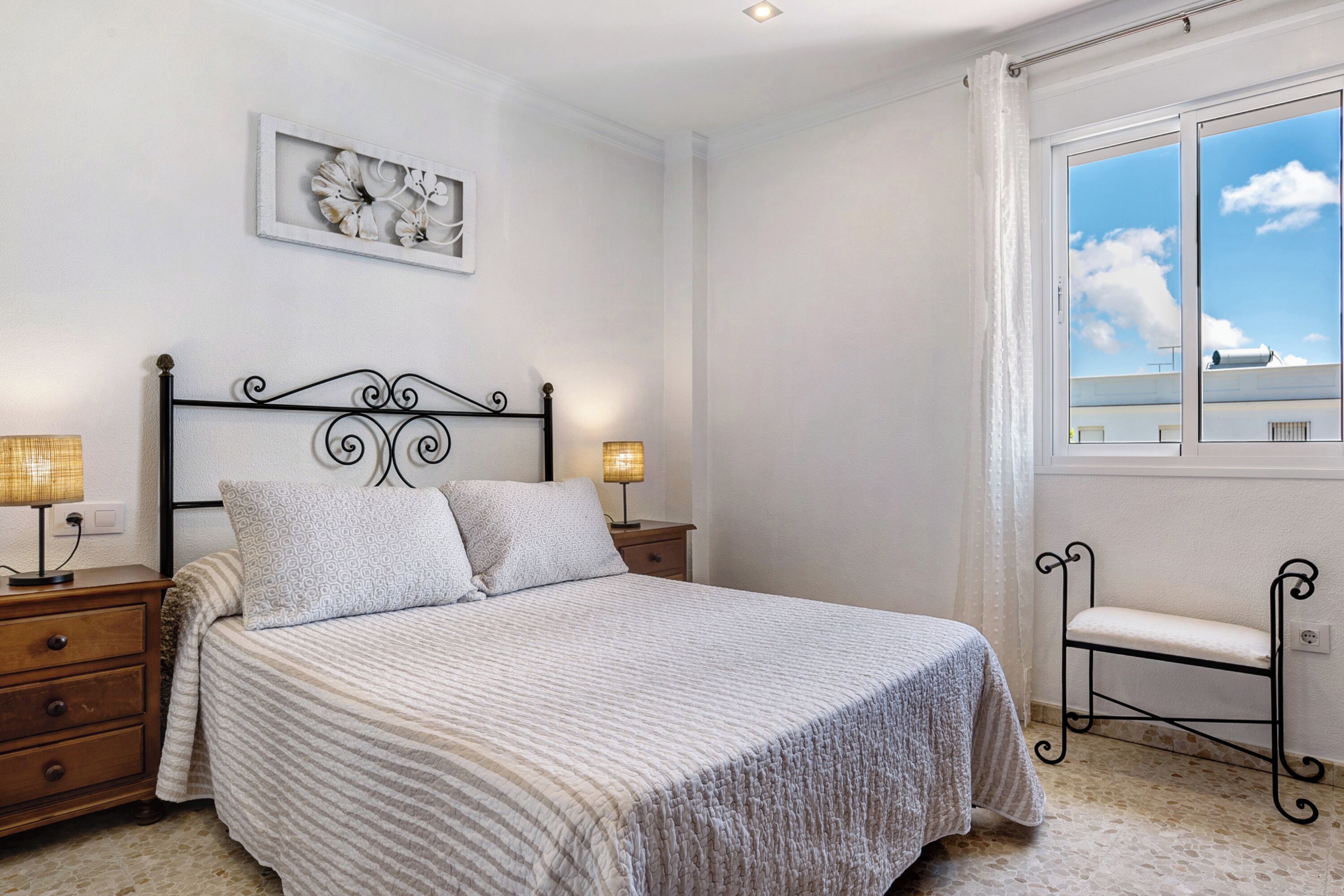 3 bedrooms, iron/ironing board, bed sheets, wheelchair access