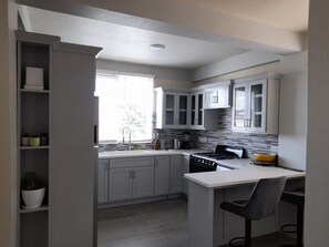 Kjøleskap, mikrobølgeovn, ovn og kokeplater