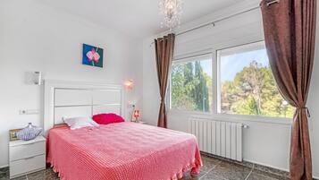 2 bedrooms, iron/ironing board, free WiFi, bed sheets