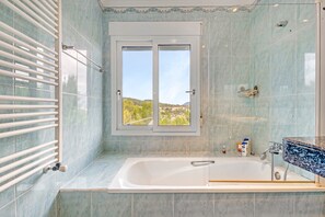 Suihku, hiustenkuivaaja, pyyhkeet