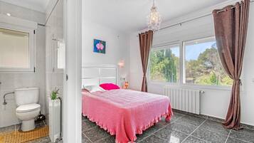 3 bedrooms, iron/ironing board, free WiFi, bed sheets