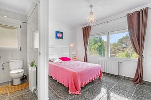 3 makuuhuonetta, silitysrauta/-lauta, ilmainen Wi-Fi, vuodevaatteet