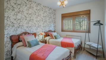 4 slaapkamers, een strijkplank/strijkijzer, gratis wifi, beddengoed