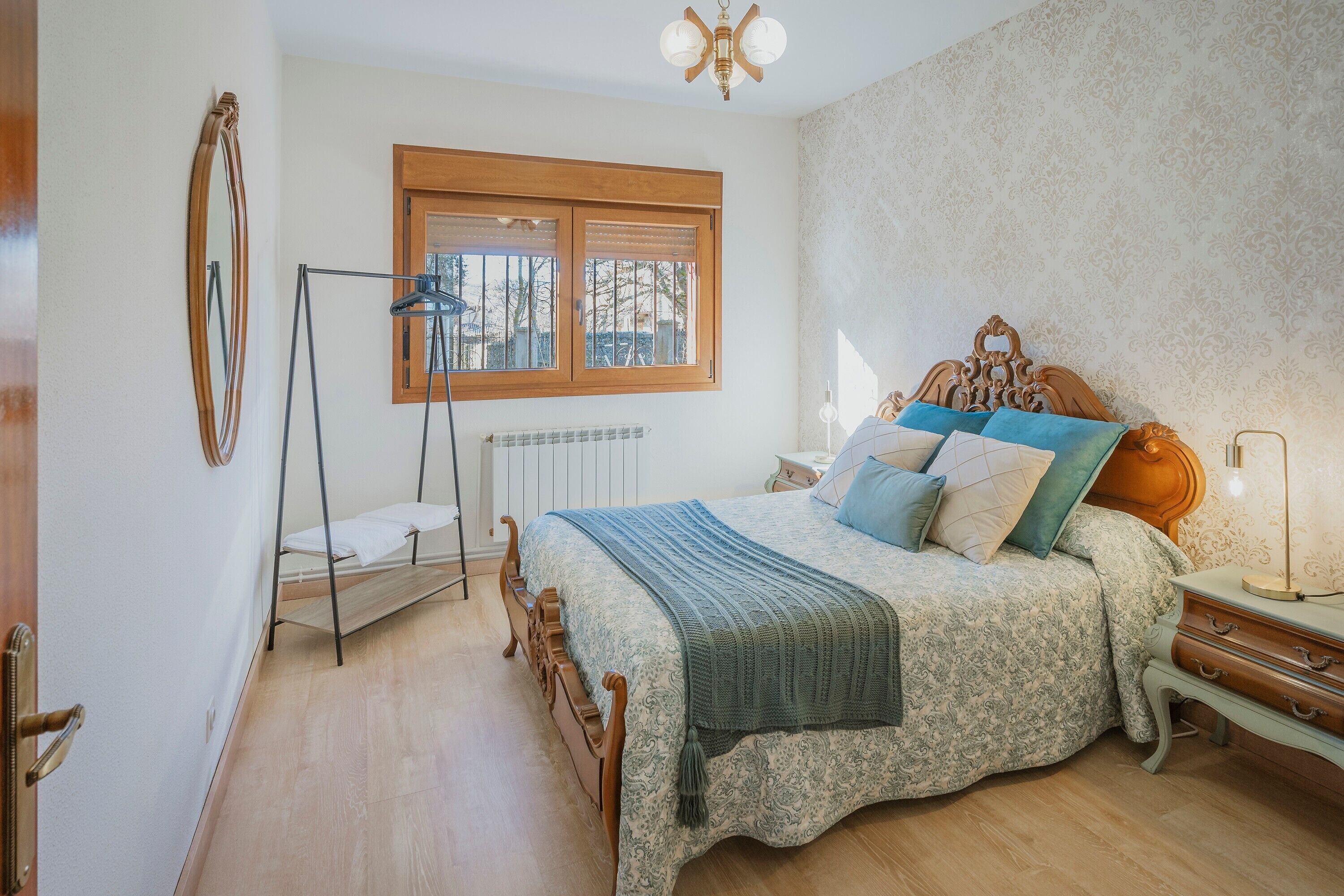 4 bedrooms, iron/ironing board, free WiFi, bed sheets