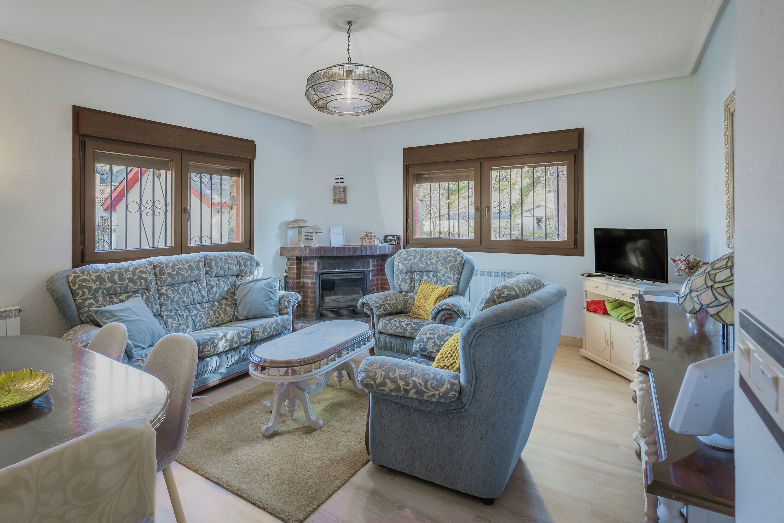 Fernseher, Kamin, Stereoanlage