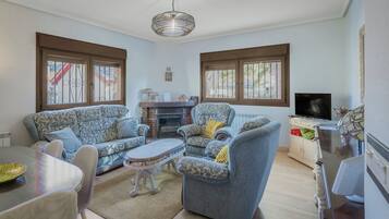 TV, caminetto, impianto stereo