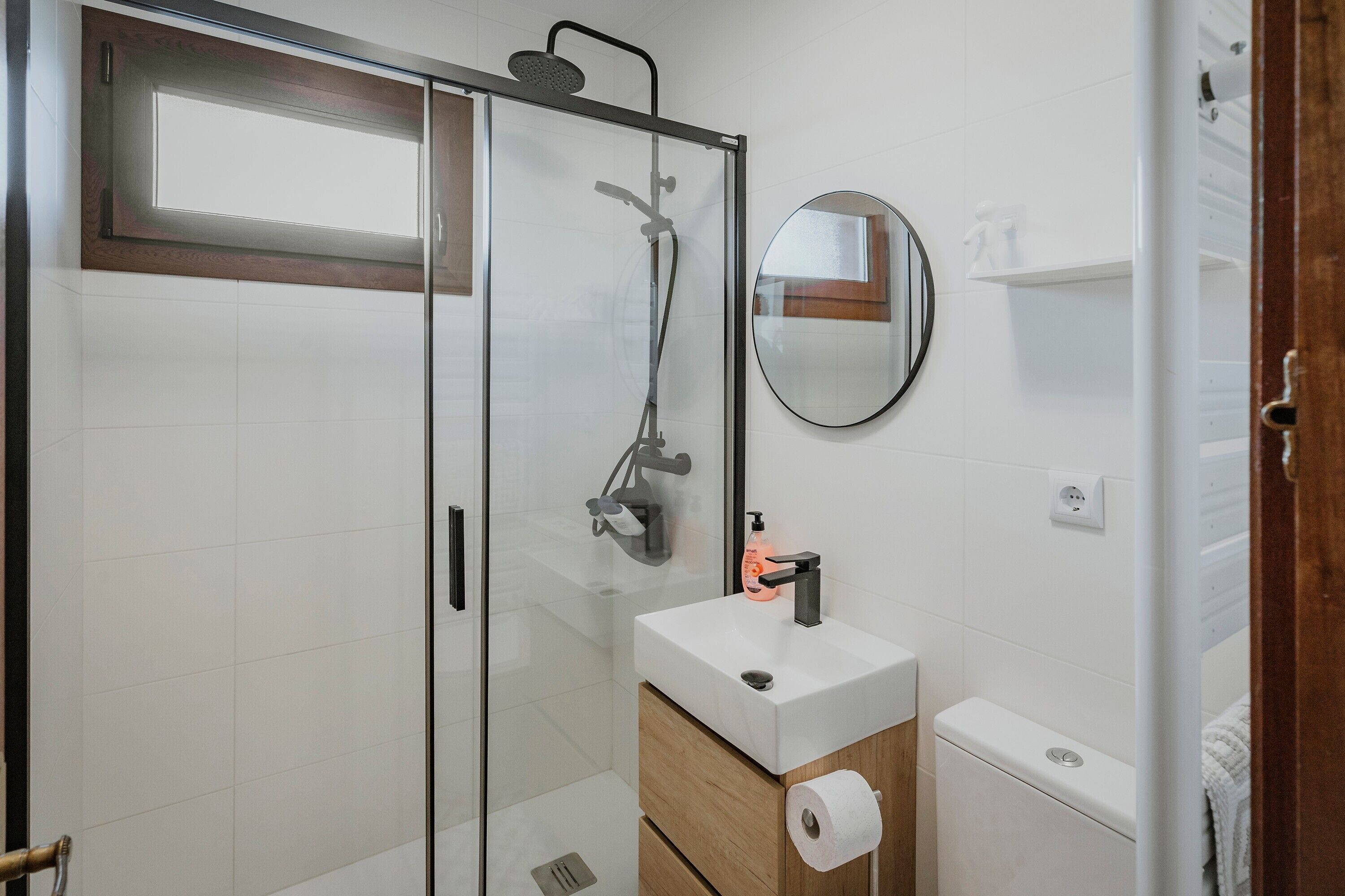 Een douche, een haardroger, handdoeken