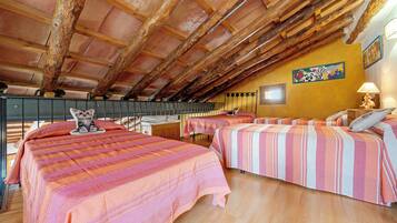 4 bedrooms, iron/ironing board, free WiFi, bed sheets