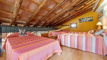 4 bedrooms, iron/ironing board, free WiFi, bed sheets