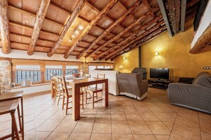 TV, fireplace, DVD player - Country House 'Antic Forn De Paüls' with Mountain View, Wi-Fi and Air Conditioning (Pauls)