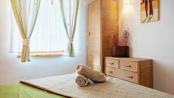 4 slaapkamers, een strijkplank/strijkijzer, gratis wifi, beddengoed