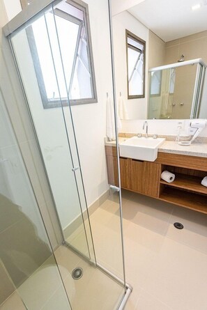 Superior-Apartment | Badezimmer | Dusche, Haartrockner, Handtücher, Seife