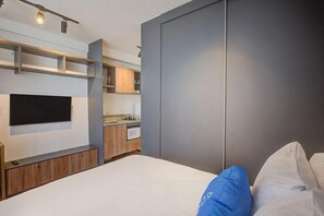 Apartamento Confort, vistas a la ciudad | Caja fuerte, escritorio, cortinas opacas y sistema de insonorización