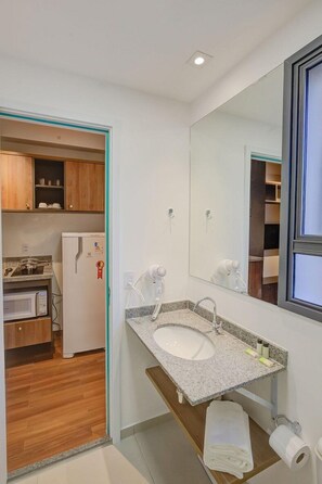 Comfort Apartment, City View | Bathroom | Shower, hair dryer, towels, soap - Feels Urban Consolação Belas Artes (São Paulo)