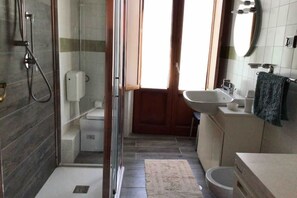 Shower, hair dryer, bidet, towels - 1 Bedroom Apartment in Rivello (Rivello)