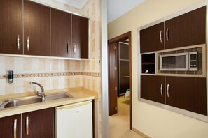 Réfrigérateur, micro-ondes, plaque de cuisson, lave-vaisselle