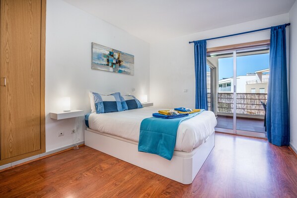 3 slaapkamers, een strijkplank/strijkijzer, gratis wifi, beddengoed