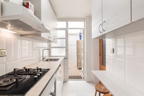 Refrigerador, microondas, horno, placa de cocina