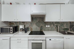 Réfrigérateur, micro-ondes, four, plaque de cuisson