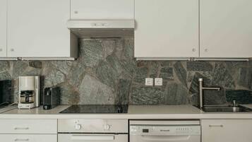 Refrigerador, microondas, horno y parrilla de estufa