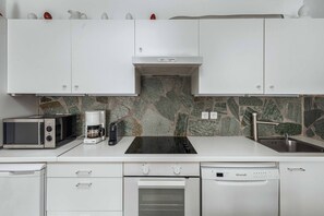 Frigorifero, microonde, forno, piano cottura