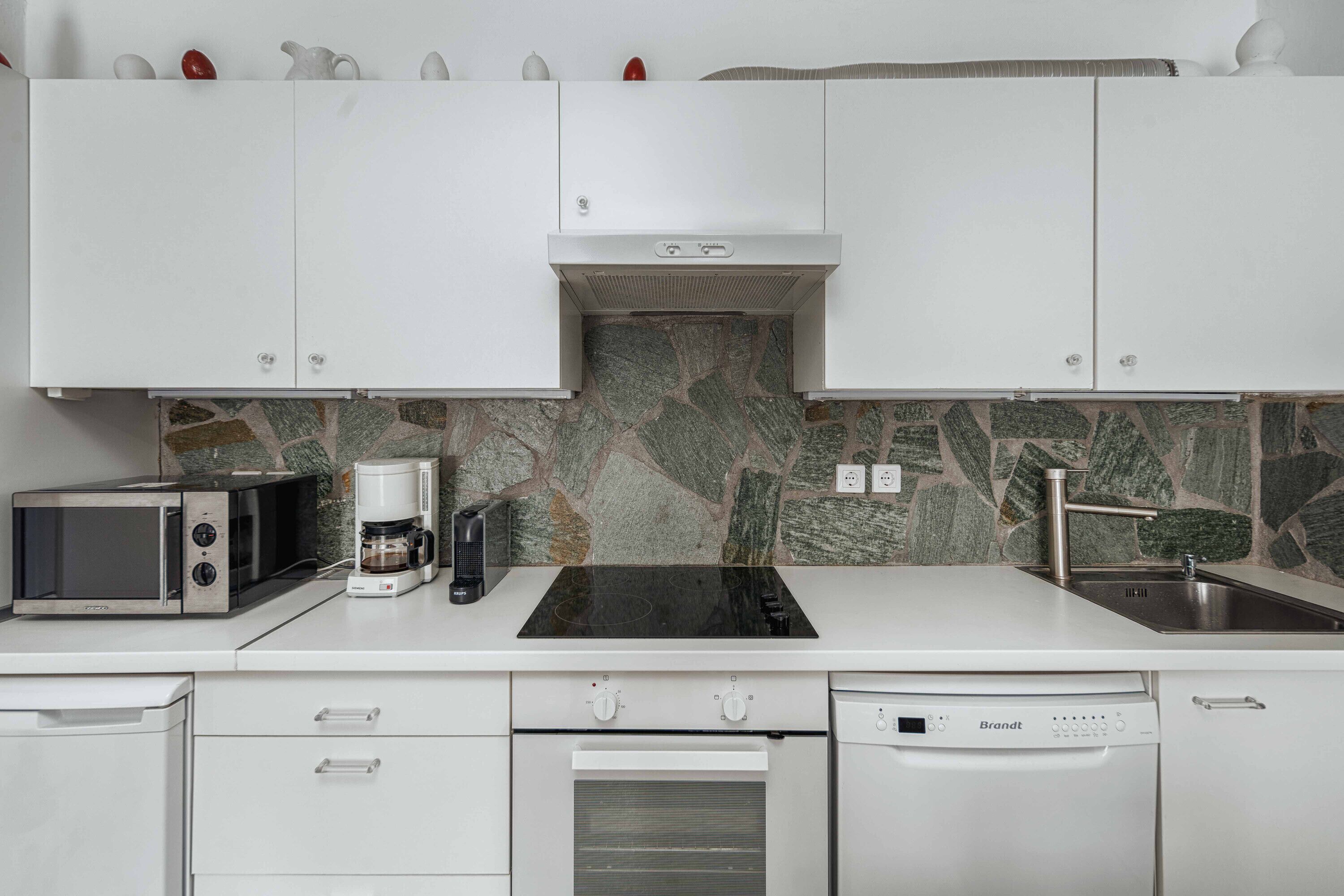 Frigorífico, microondas, horno y placa de cocina