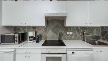 Frigorifero, microonde, forno, piano cottura